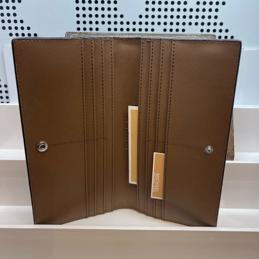 MICHAEL KORS Carson Lg Snap Patent Crocodile Embossed Bifold Wallet Driftwood